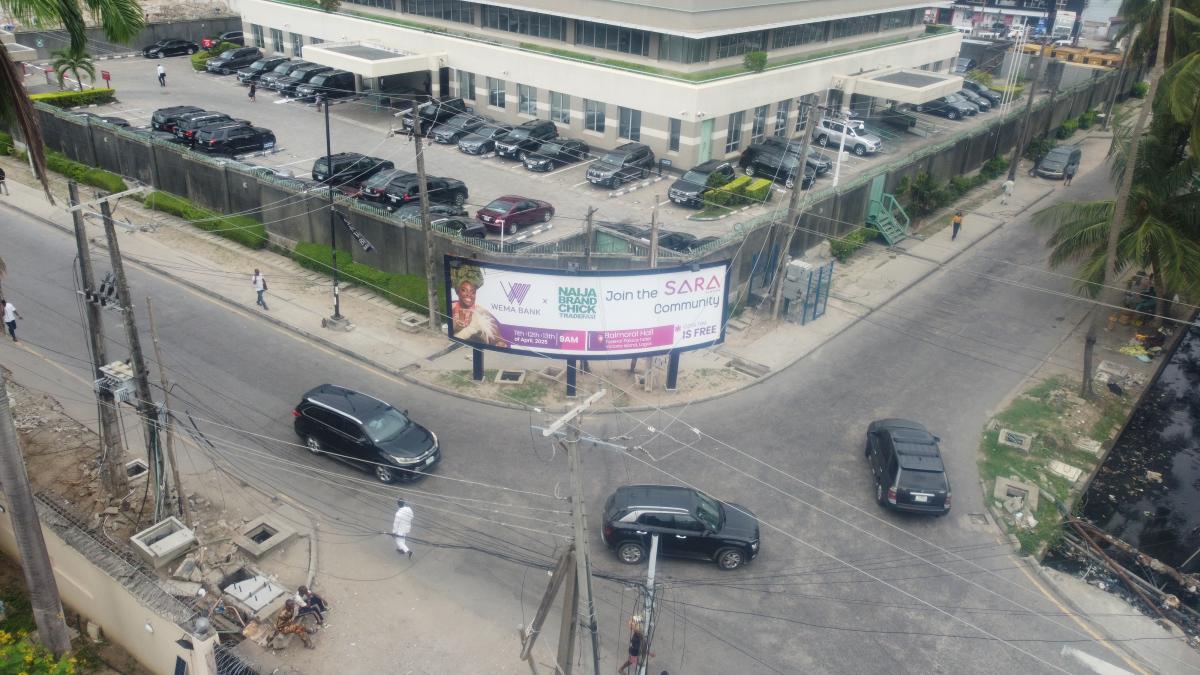 Positioned on Kofo Abayomi and filtering traffic directly onto the Ozumba Mbadiwe, this location ensures your brand is seen by audiences heading towards the waterfront’s high-rises and businesses in Victoria Island.  With over 3 million reach monthly